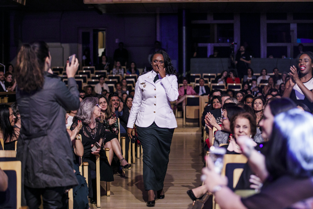 Denice Santiago fica emocionada ao saber que venceu na categoria Pol&iacute;ticas P&uacute;blicas
