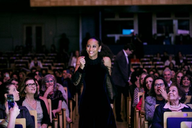 A atriz Taís Araújo é surpreendida com a homenagem hors-concours
