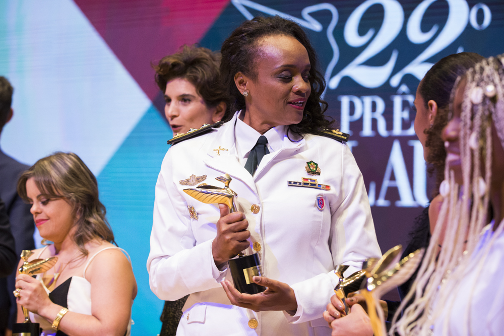 Denice Santiago levou o trof&eacute;u de Pol&iacute;ticas P&uacute;blicas