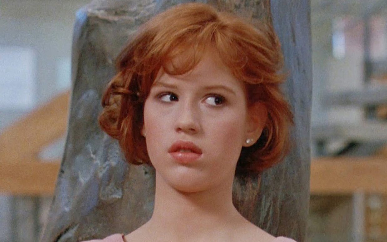 Molly Ringwald conta ter sido agarrada por diretor aos 14 anos CLAUDIA