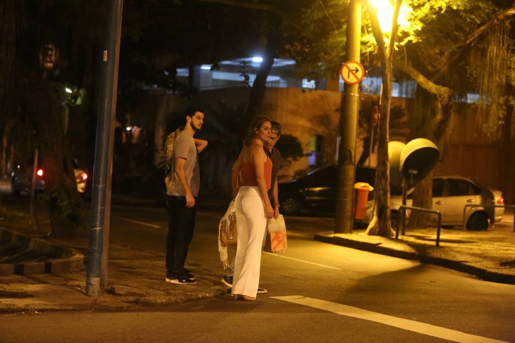 agnews_foto_william_bonner_troca_carinhos_com_a_namorada_em_saida_de_restaurante_com_seus_filhos_no_horto_na_zona_sul_do_rio_de_janeiroexclusivo_20171113_1117_g (1)