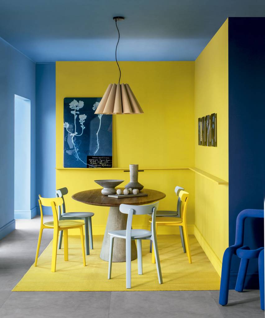 Sala com paleta vibrante em azul e amarelo