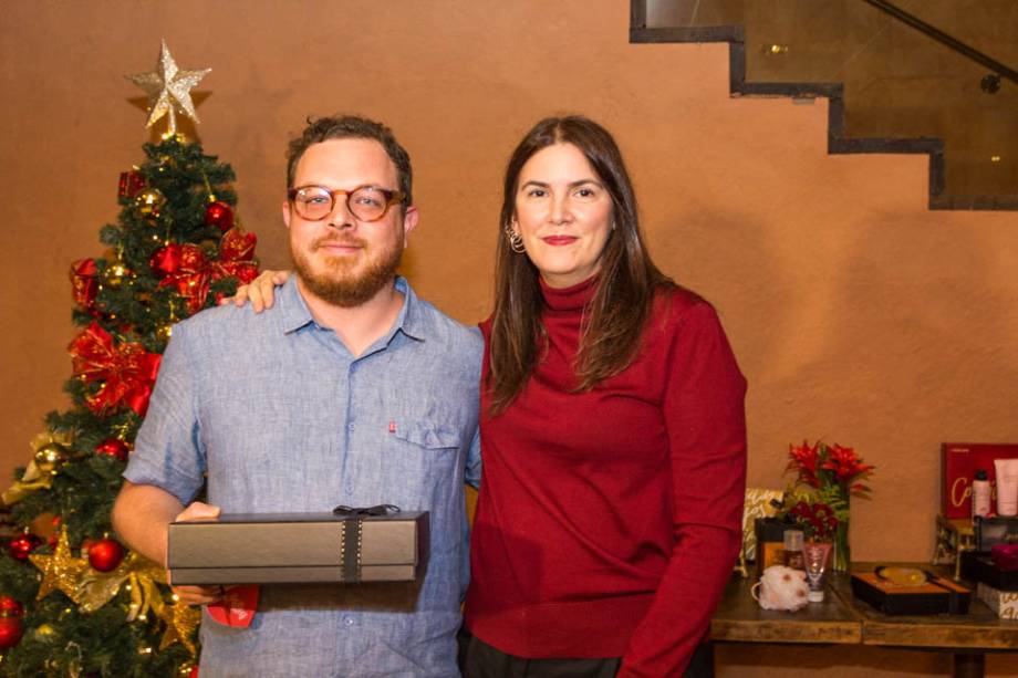 Marcos Jorge Franceschi, Diretor do Site MDEMULHER, trocou presentes de O Boticário, com Susana Barbosa, Diretora de Redação de ELLE.