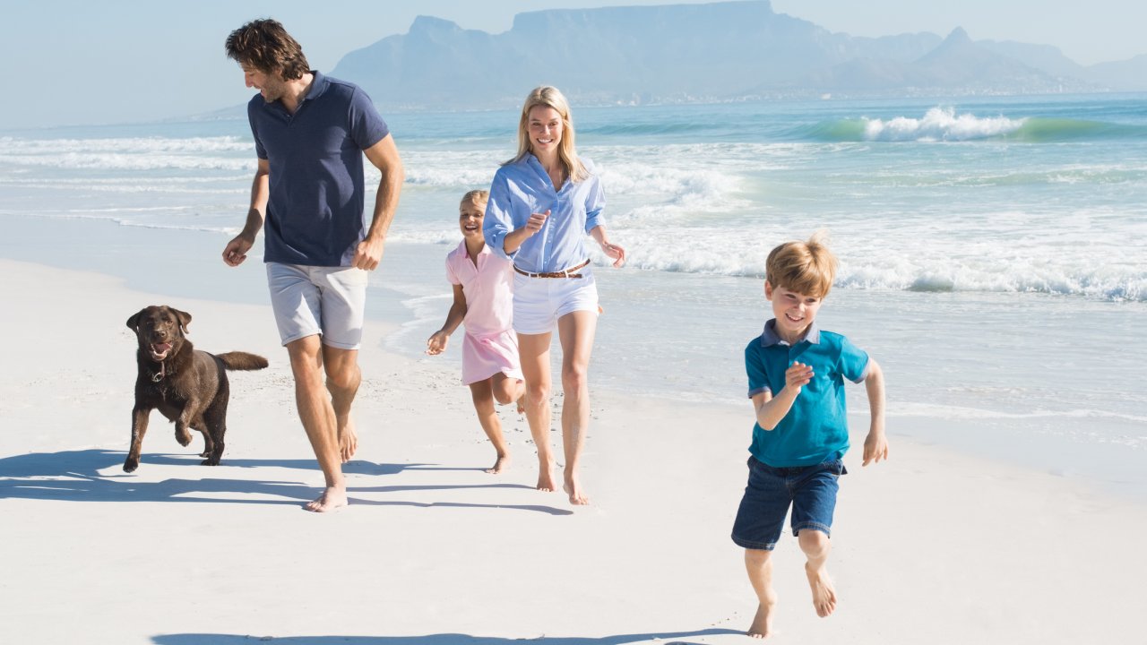Família se exercita na praia