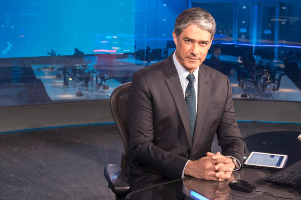 Em clima de romance, William Bonner faz rara aparição ao lado da noiva