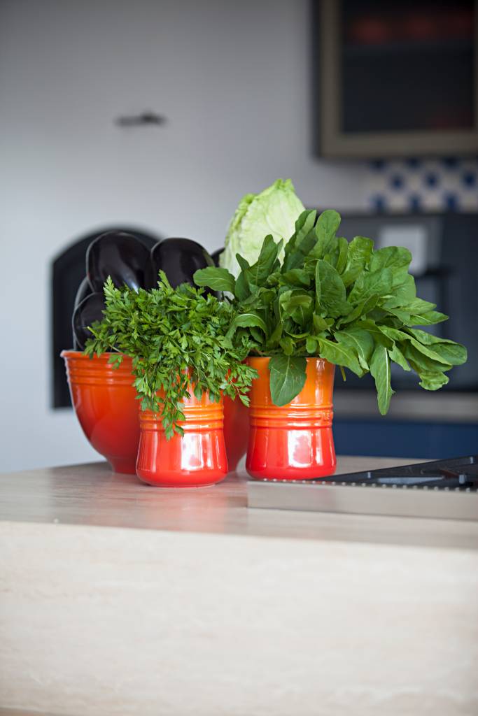 Cozinha com décor azul e ladrilho hidráulico na bancada e no chão