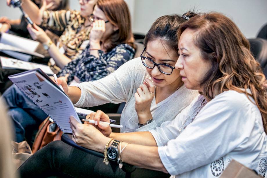 A empresária Regina (à dir.) e sua filha Giovana avaliam juntas o conteúdo do projeto