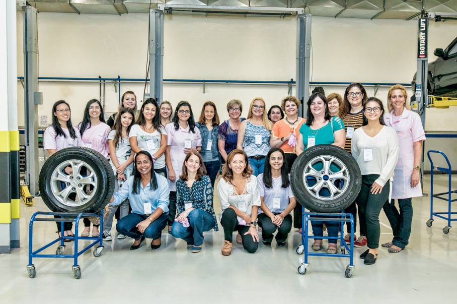 Alunas e professoras se reúnem no final do curso para a fotografia da turma. No total, foram 12 edições