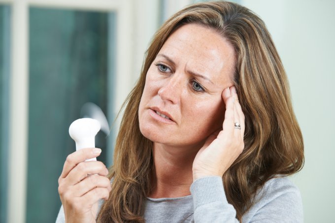 Menopausa pode causar dor de cabeça e calor intenso