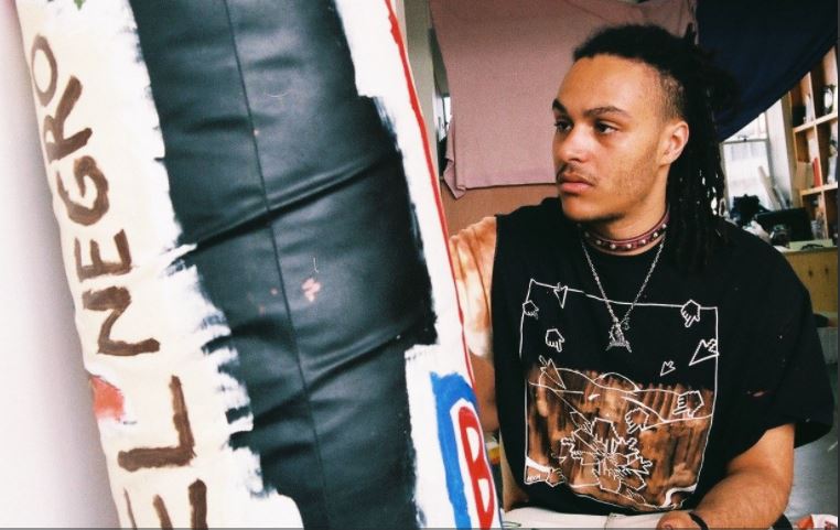 Passageiro veste 8 calças e 10 camisas para não pagar bagagem