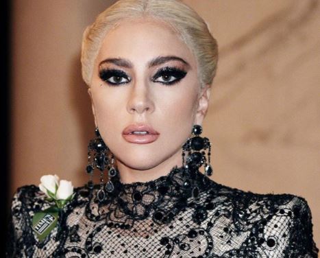 Lady Gaga usa rosa branca em protesto contra denúncias de assédio