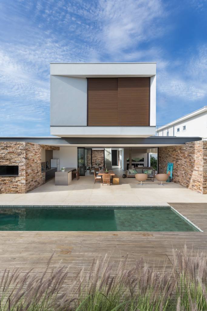 Casa em Campinas tem arquitetura minimalista e muita luz natural