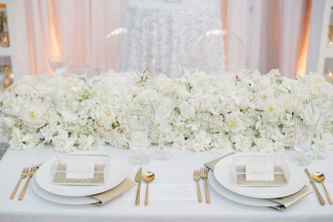 Casamento com decoração toda branca