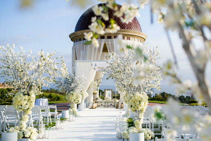 Casamento com decoração toda branca