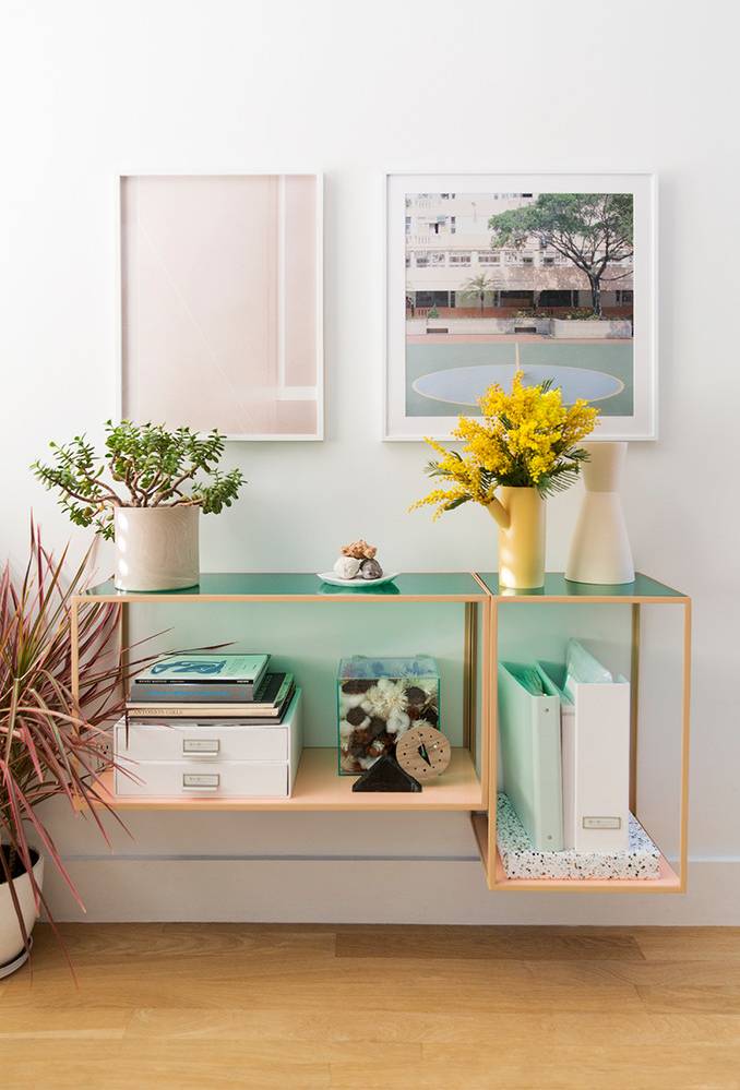 Quarto com papel de parede degradê e muitas plantas