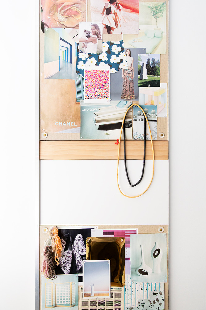 Quarto com papel de parede degradê e muitas plantas
