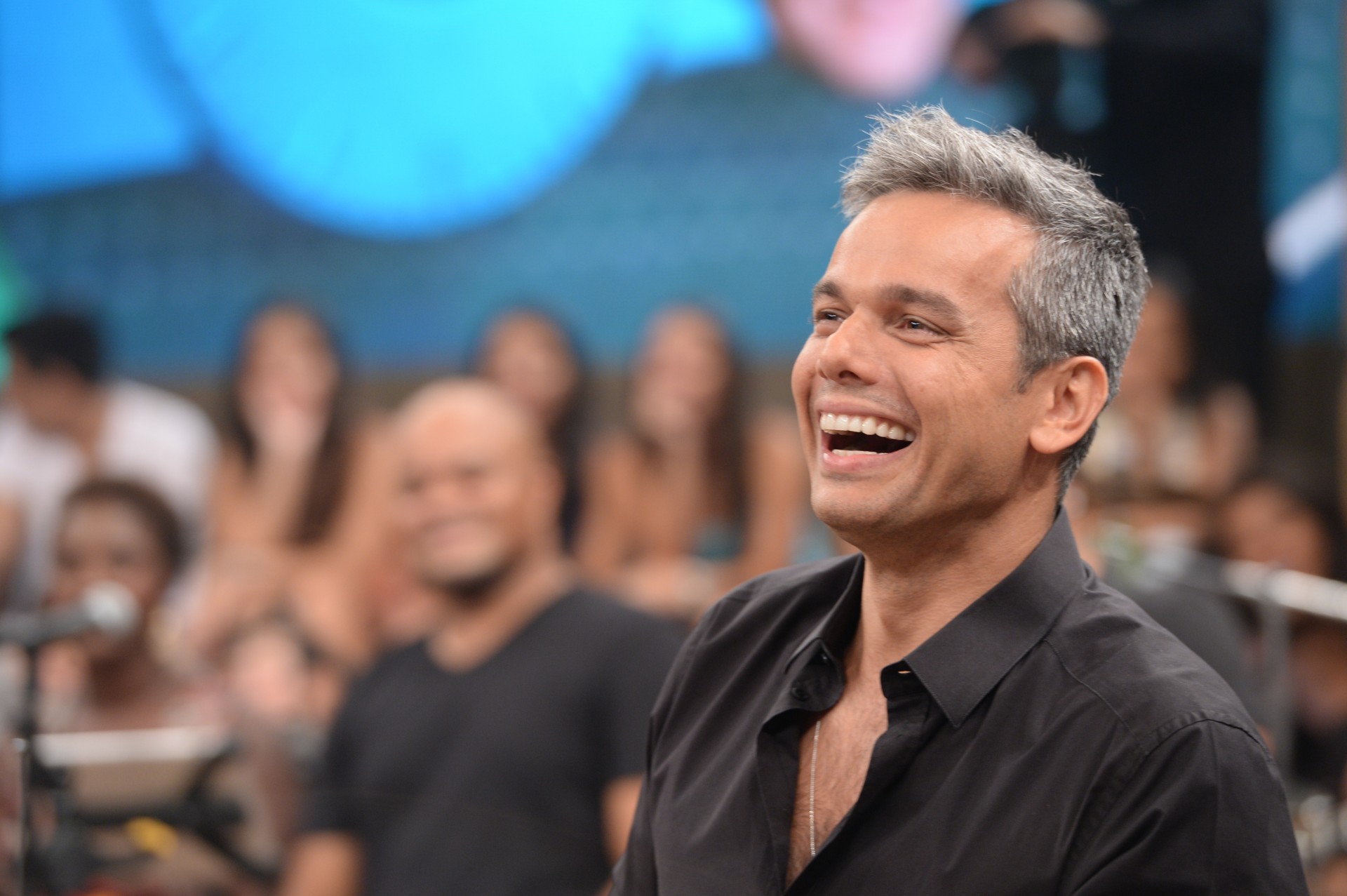 Otaviano Costa insinua gravidez de colega da Globo e ela comenta