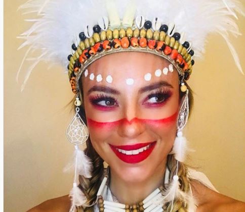 Paolla Oliveira com fantasia de índia antes de baile de Carnaval