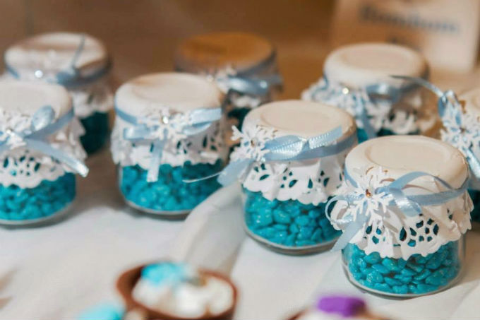 Potes de papinha em festa infantil