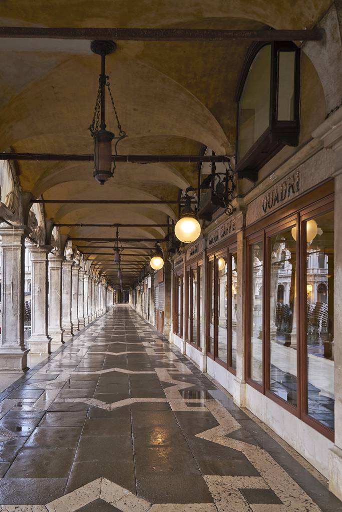 Philippe Starck leva fantasia a restaurante clássico em Veneza