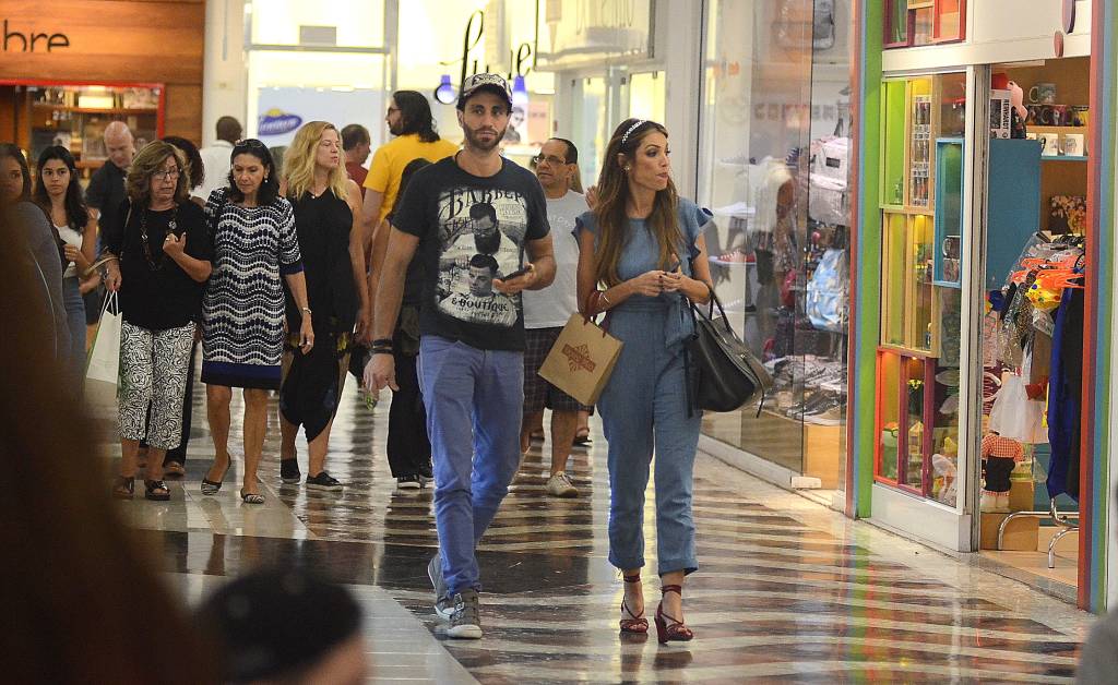 646491_patricia_poeta_passeia_com_seu_novo_namorado_com_bastante_discricao_na_gavea_zona_sul_do_rio_de_janeiroexclusivo_g
