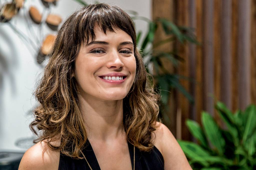 Bianca Bin radicaliza no corte de cabelo para se despedir de Clara