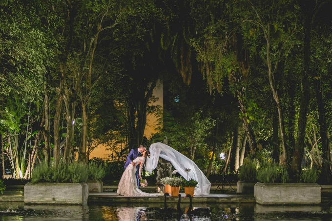 Festa de casamento com decoração clássica e romântica