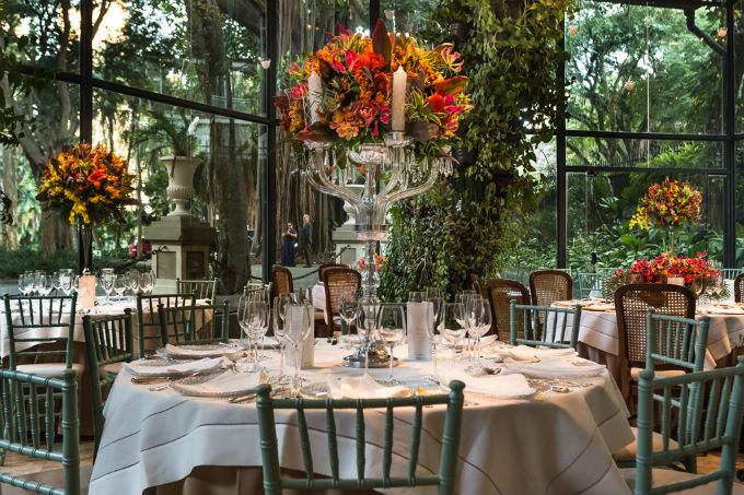 Festa de casamento com decoração clássica e romântica