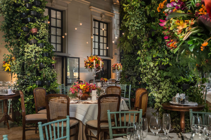 Festa de casamento com decoração clássica e romântica