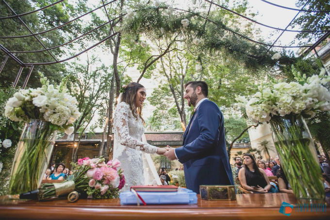 Festa de casamento com decoração clássica e romântica