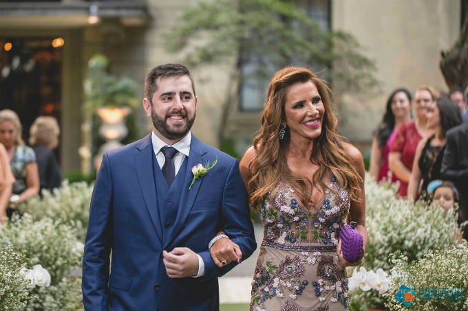 Festa de casamento com decoração clássica e romântica