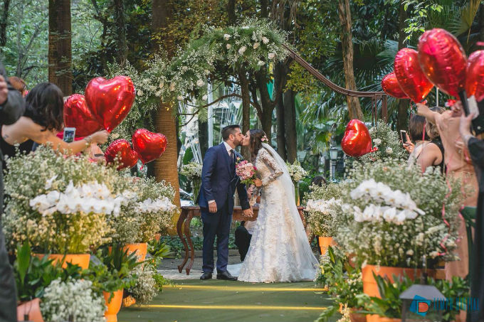 Festa de casamento com decoração clássica e romântica
