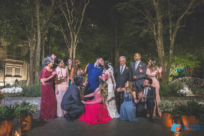 Festa de casamento com decoração clássica e romântica