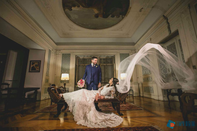 Festa de casamento com decoração clássica e romântica