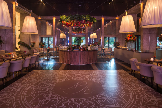 Festa de casamento com decoração clássica e romântica