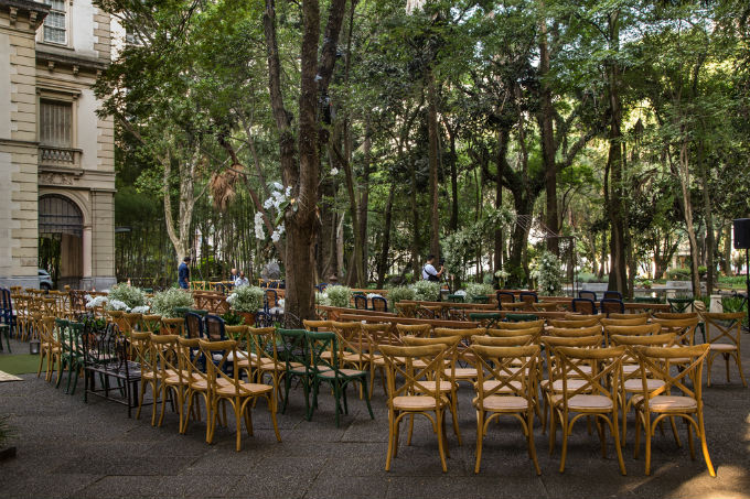 Festa de casamento com decoração clássica e romântica