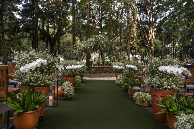 Festa de casamento com decoração clássica e romântica