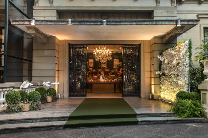 Festa de casamento com decoração clássica e romântica