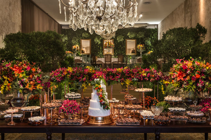 Festa de casamento com decoração clássica e romântica