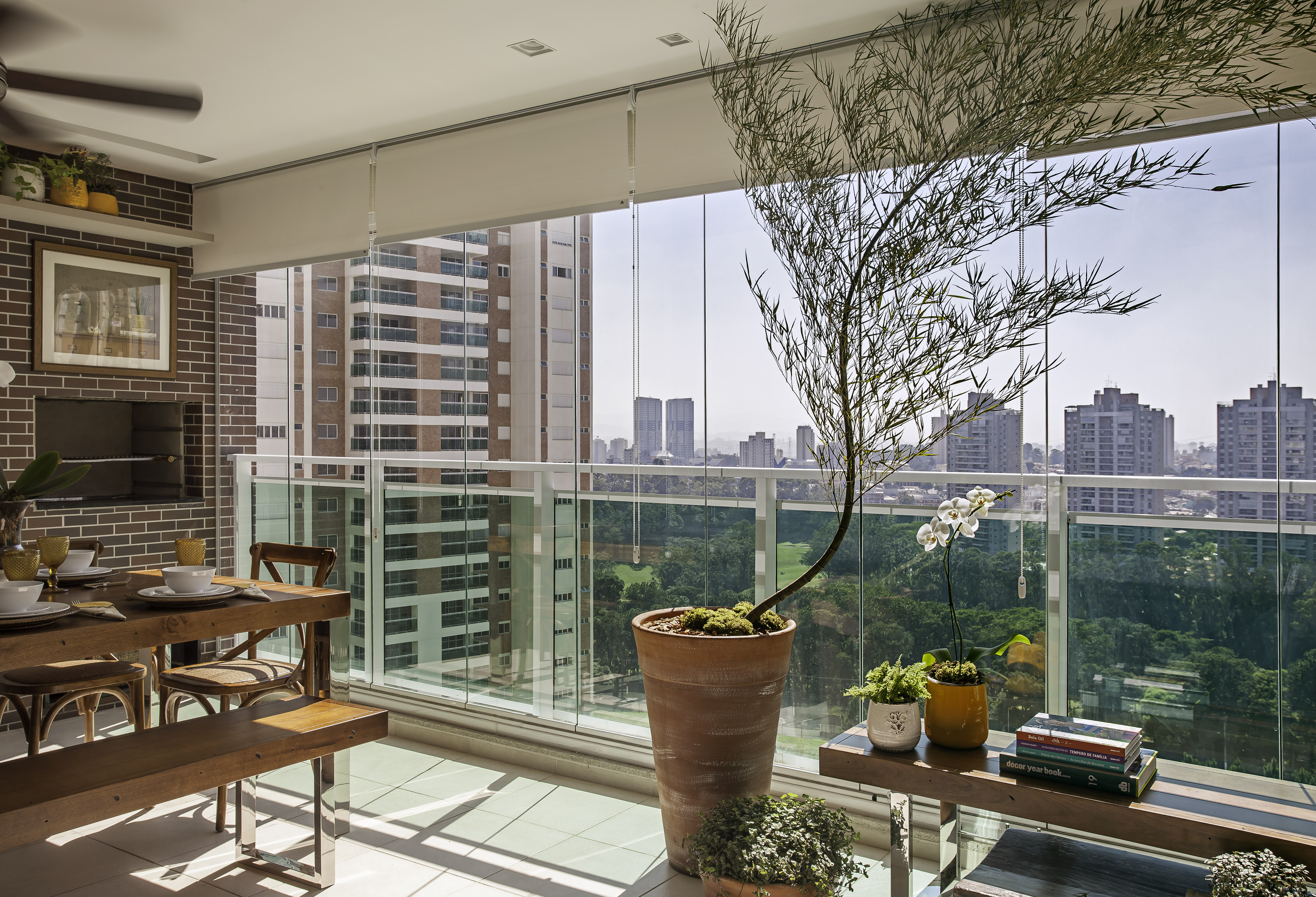 Varanda aconchegante com jardim vertical e estilo r&uacute;stico