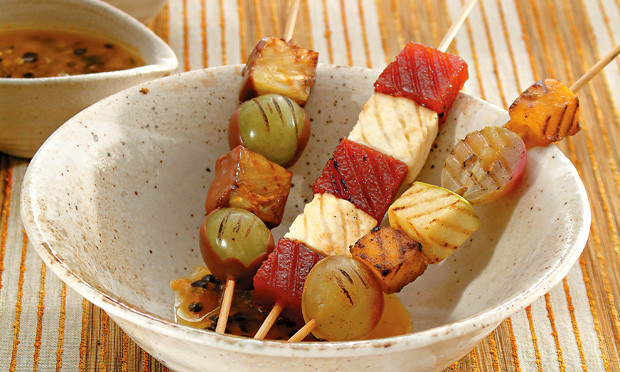 receita-frutas-grelhadas-no-palito