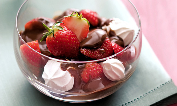 receita-merengue-de-chocolate-com-morango