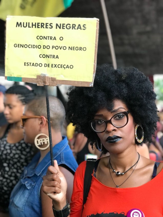 Gabriela Francisco de Oliveira, 32 anos. “Eu vim protestar contra o estado de exceção que vem massacrando os povos negros, indígena e camponeses. Estamos caminhando para uma ditadura militar. Eles mostram que não estão se sentindo reprimidos – a ponto de matar uma figura pública”.