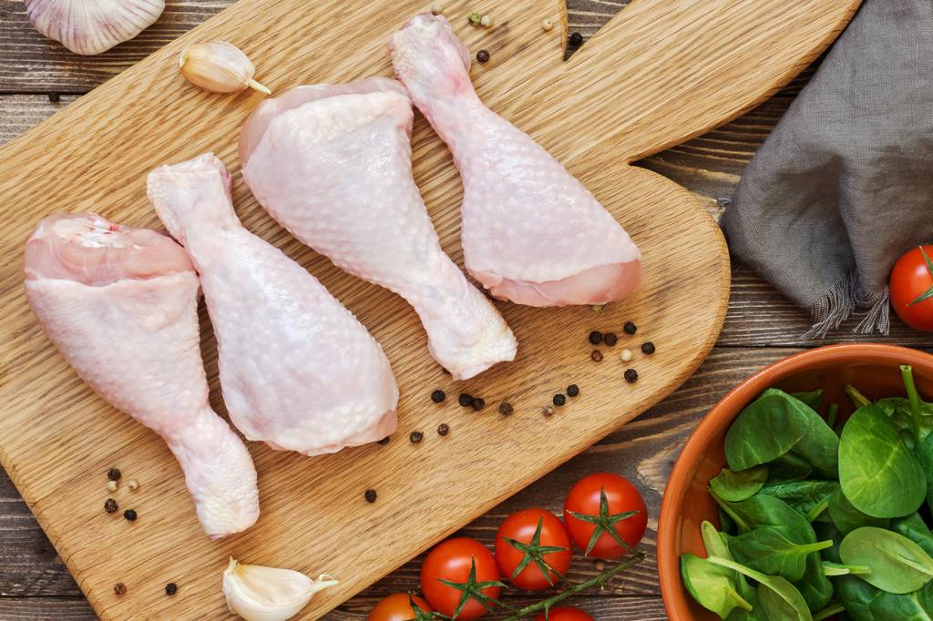 Frango cozido fácil: coxa e sobrecoxa à moda de mãe