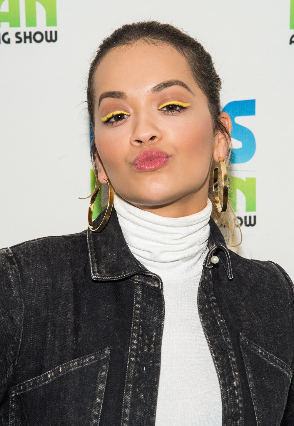Rita Ora – delineado amarelo