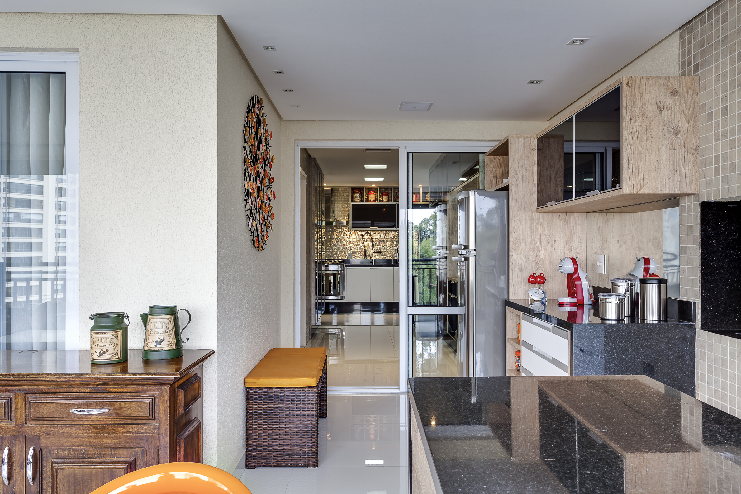 Varanda elegante com ilha e d&eacute;cor em tons terrosos