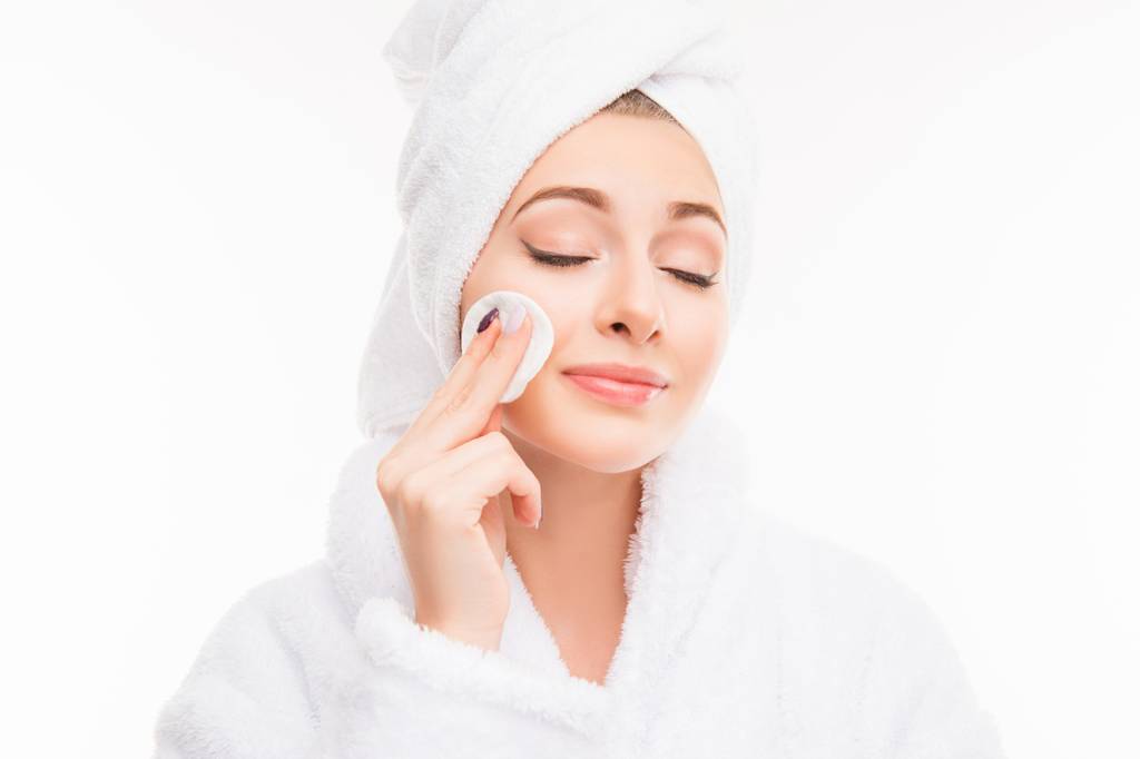 Por que é importante tirar o make antes de dormir