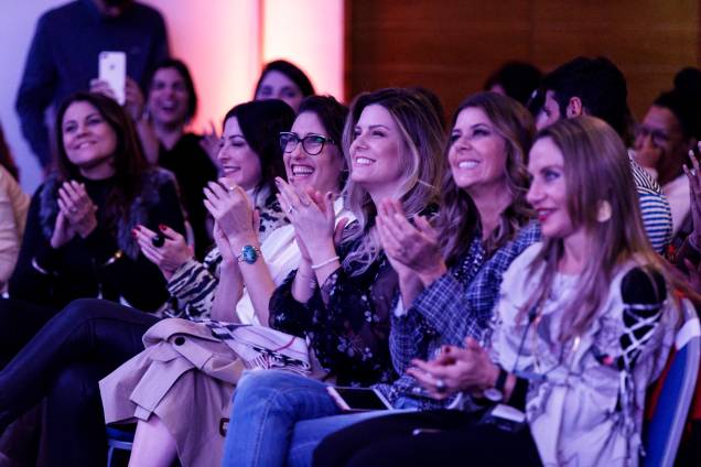 E fez a plateia toda gargalhar com suas histórias. E fez a plateia toda gargalhar com suas histórias.