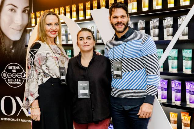 Time OX: Cíntia Fuchs, diretora de Pesquisa e Desenvolvimento; Nicole Mandil, gerente de Marketing do Núcleo de Cabelos da Flora; e João Araújo, coordenador de Marketing da marca OX. Time OX: Cíntia Fuchs, diretora de Pesquisa e Desenvolvimento; Nicole Mandil, gerente de Marketing do Núcleo de Cabelos da Flora; e João Araújo, coordenador de Marketing da marca OX.