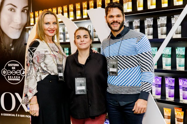 Time OX: Cíntia Fuchs, diretora de Pesquisa e Desenvolvimento; Nicole Mandil, gerente de Marketing do Núcleo de Cabelos da Flora; e João Araújo, coordenador de Marketing da marca OX.